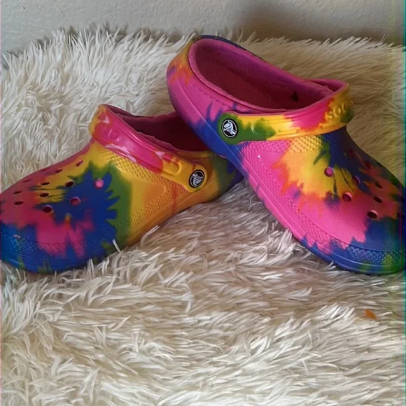 Crocs Tie- Dyed Fleece Lined Shoes Pink ,Yellow, Blue sz 5 - Picture 2 of 9